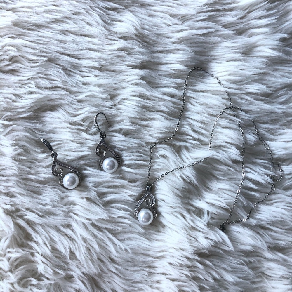 Silver pearl earring and necklace set